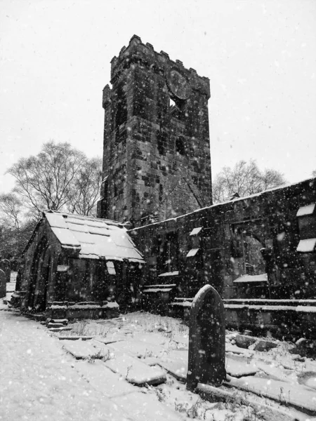 La iglesia medieval en heptonstall en la nieve —  Fotos de Stock