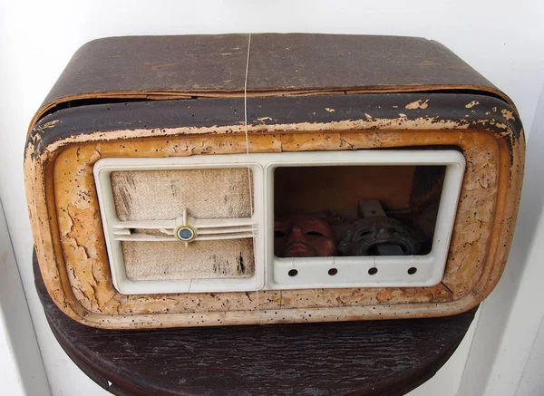 Vecchio ricevitore radio in legno rotto con parti mancanti — Foto Stock