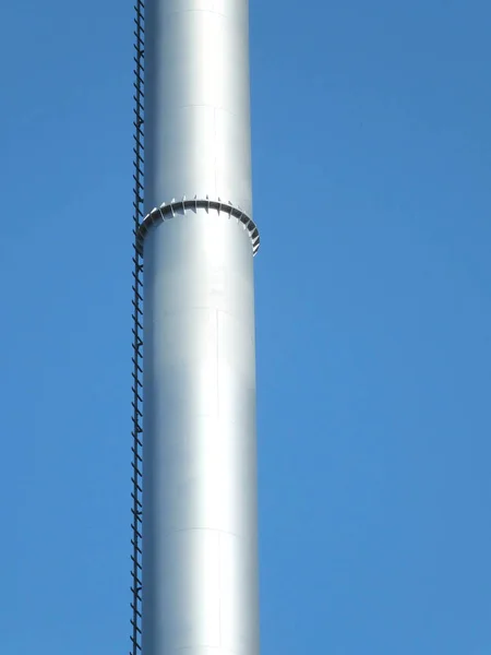 Chaminé industrial de metal contra o céu azul — Fotografia de Stock