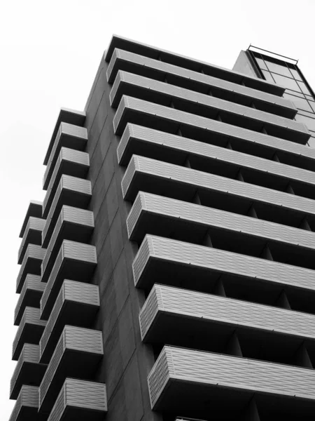 Grande bloco de apartamentos moderno com varandas externas na horizontal — Fotografia de Stock