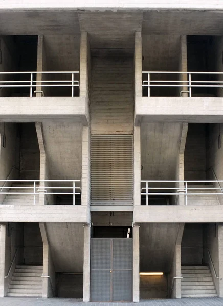Scale simmetriche angolari in cemento brutalista con più piani e ringhiere in un grande edificio moderno — Foto Stock