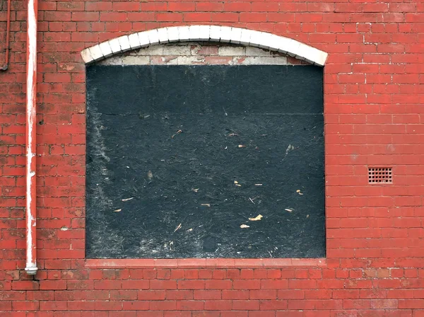 Dichtgestald venster in een vervallen huis met peeling Red — Stockfoto