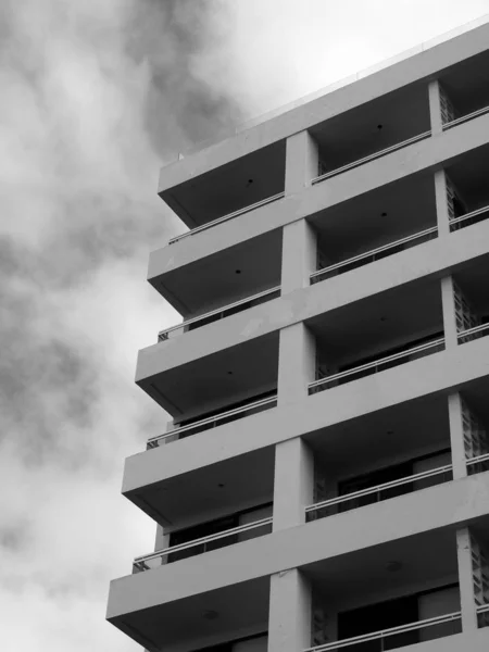 Canto vista de concreto genérico branco moderno apartamento edifício — Fotografia de Stock