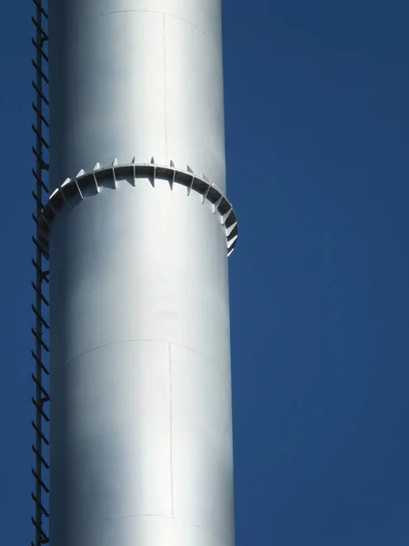 푸른 하늘에 대한 금속 실버 산업 굴뚝 — 스톡 사진