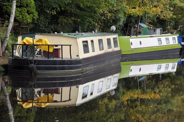 驳船改装成船屋停泊在海布登附近的运河b — 图库照片