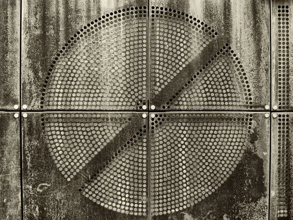 구멍의 둥근 패턴녹슨 천공 금속 판 — 스톡 사진