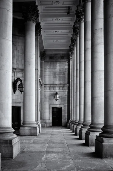 Colonnes classiques hautes monochromes murs en pierre et porte dans le portique de la mairie de Leeds dans l'ouest du yorkshire — Photo