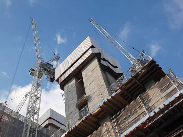 Krane arbeiten auf einer modernen Großbaustelle mit Beton — Stockfoto