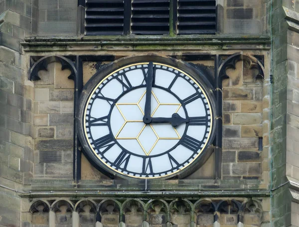 Horloge de l'église visage blanc avec chiffres romains à trois heures dans — Photo