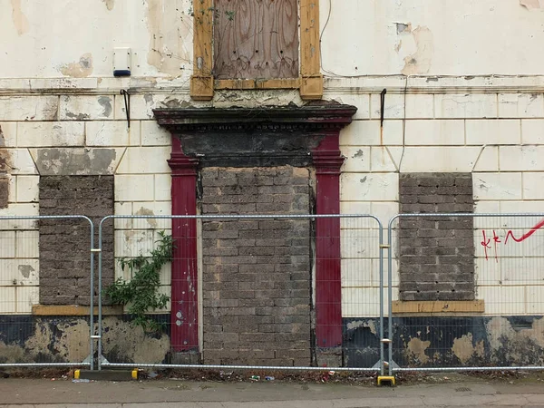 Verlassenes Haus auf der Straße mit Schranken im Weckruf — Stockfoto