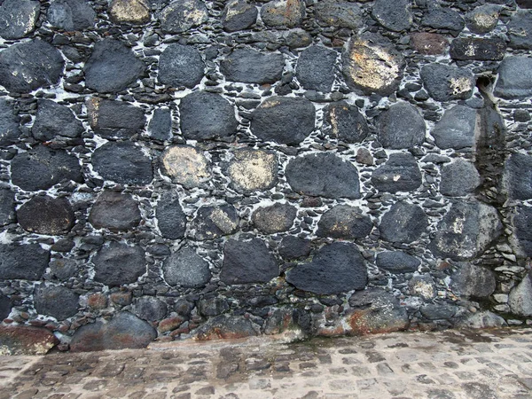Velho preto irregular modelado parede de pedra típico do canário i — Fotografia de Stock