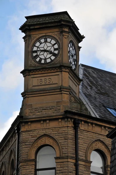 ヘブデンbrの可能性と青い空を持つ石塔の古い時計 — ストック写真