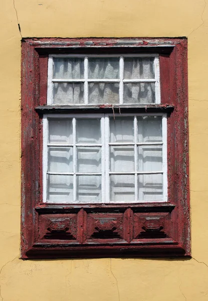 Старую красную рамку окна с белыми борцами на небольших панелях — стоковое фото