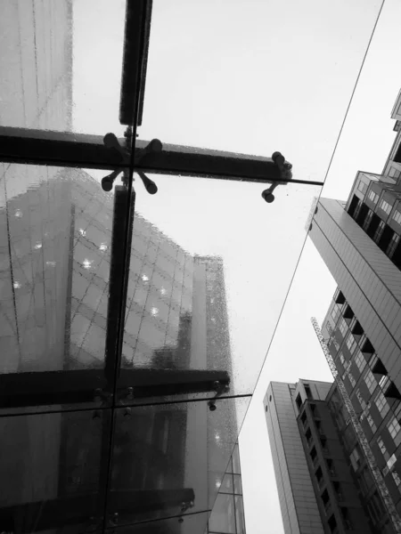 Déšť na skleněné střeše v moderním obchodním rozvoji — Stock fotografie