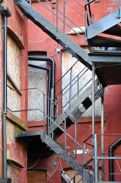 Ewakuacji na stary opuszczony rozwój mieszkań z derelic — Zdjęcie stockowe