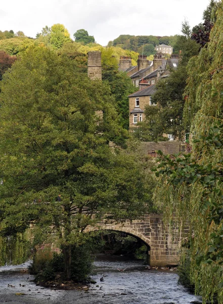 Hebden Köprüsü'nde tarihi packhorse köprü nehir wi geçiş — Stok fotoğraf