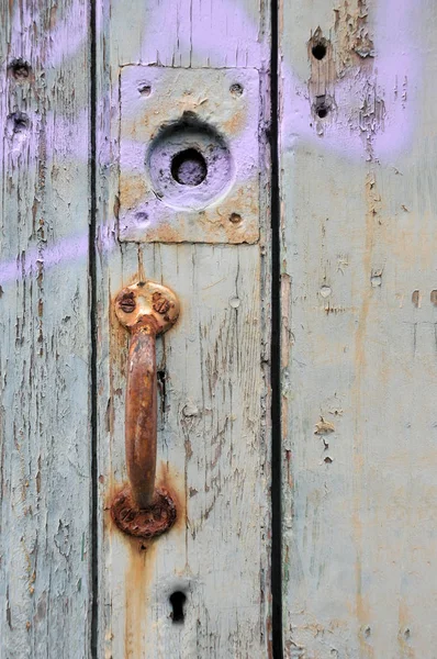 Yeşil çatlak boyalı pl ile anahtar deliği ile eski paslı kapı kolu — Stok fotoğraf