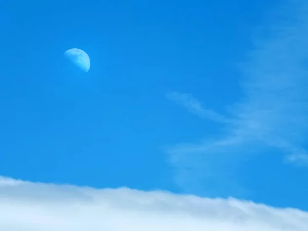 青い夏の昼間の空の月と雲 — ストック写真