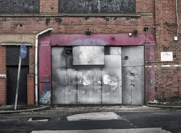 철거 또는 재공사를 기다리는 버려진 상업용 부동산 — 스톡 사진