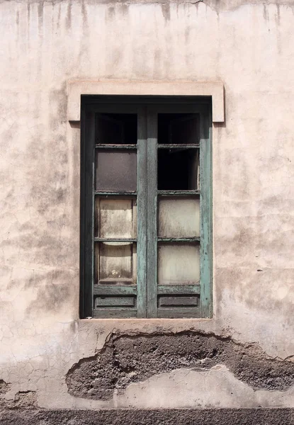 Ventana rota pintada verde en una casa abandonada abandonada con c —  Fotos de Stock