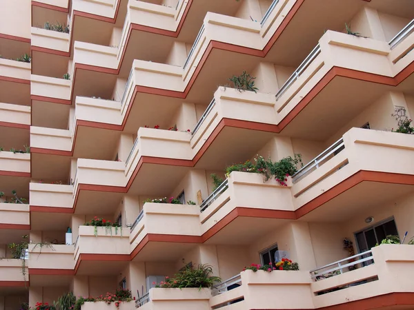 Ev pla ile büyük modern apartman üzerinde pembe balkonlar — Stok fotoğraf