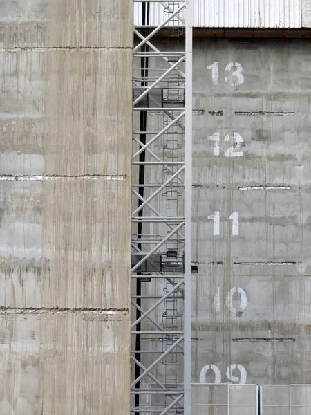Paranco da costruzione su un moderno sito di sviluppo di grattacieli in cemento — Foto Stock