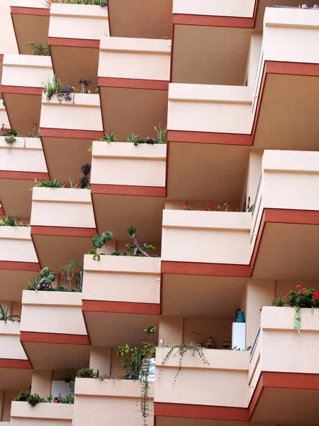 Balkon ve bitkiler ile modern beton pembe apartman blokları — Stok fotoğraf