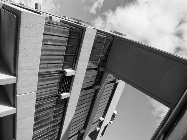 Edificio Corporativo Hormigón Con Ventanas Puente Que Mira Hacia Cielo —  Fotos de Stock