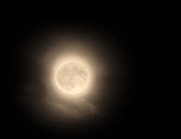 Brillante naranja noviembre luna llena con la luz borrosa por las nubes — Foto de Stock