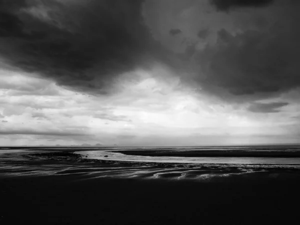 Σκοτεινά σύννεφα και να ορμήσουν σε μια παραλία στο Νορθουμβρίας — Φωτογραφία Αρχείου