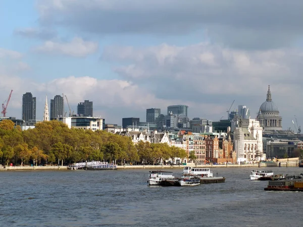 E quartier financier de la ville de Londres montre les travaux de construction en cours sur de nouveaux grands projets — Photo