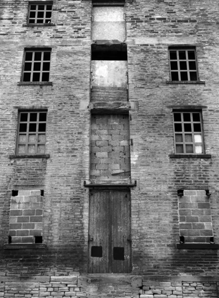 Abandonado en desuso antigua fábrica abandonada o edificio de molino con bro —  Fotos de Stock