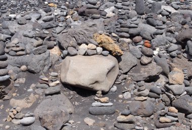 farklı renkte taşlar ve çakıl taşları