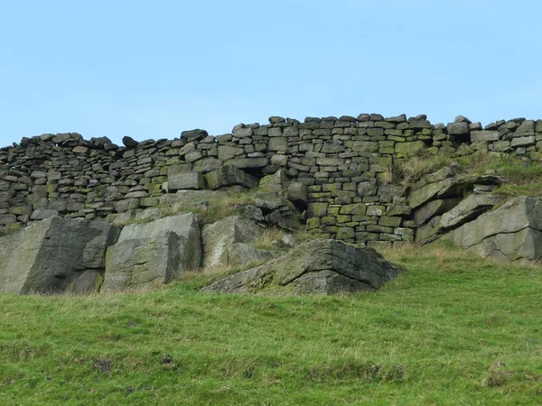 yorkshire kırlarında kayalık çıkıntılar ve taş duvarlar