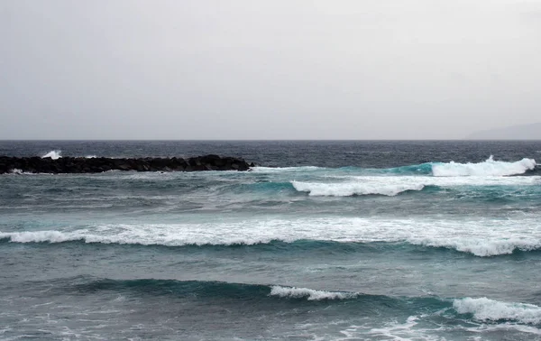 Olas del océano azul profundo en un paisaje marino de invierno con olas rompiendo en —  Fotos de Stock