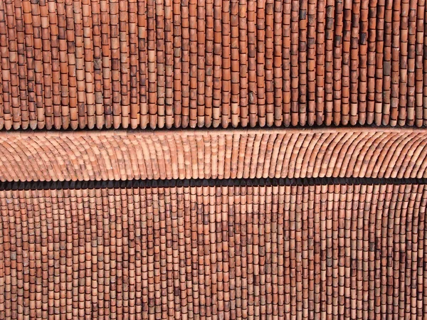 Großes Ziegeldach von oben mit Reihen und Graten in orange terra — Stockfoto