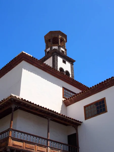 Vieille église blanche à Santa cruz tenerife avec clocher et bleu — Photo