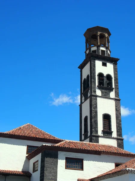 La vieille église de Santa cruz tenerife avec clocher et bleu s — Photo