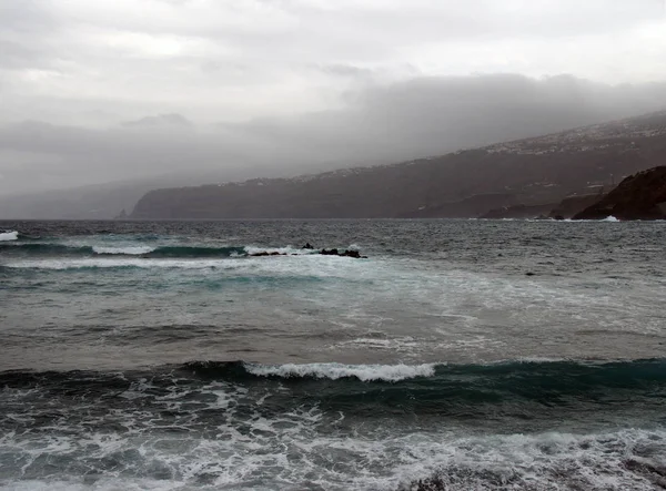 戏剧性的风暴海附近的普托弗克鲁兹在特内里费与冲浪和l — 图库照片