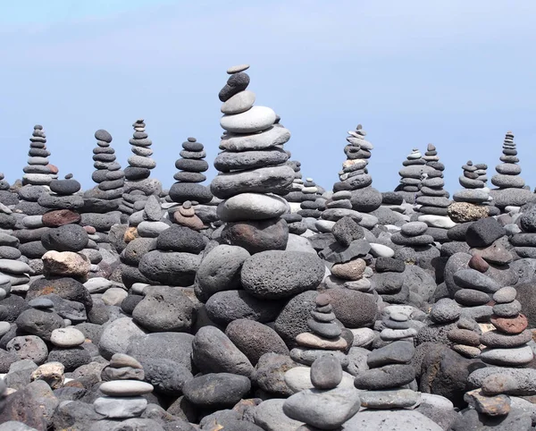 Rock Art Piles Towers Grey Stones Pebbles Beach Blue Sky — Stock Photo, Image