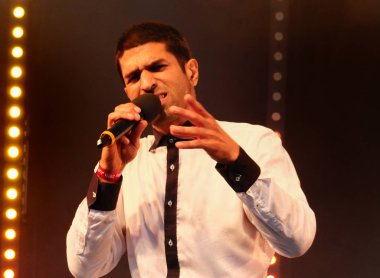 Bradford, İngiltere - 29 Temmuz 2017: Delhi, Bradford Festivali'nde sahnede sahne alan Ska Vengers grubunun solistini sultanlık etti