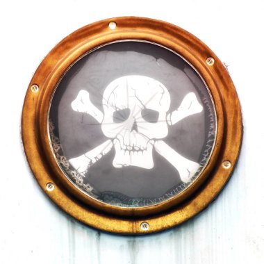 paslı bir teknede korsan bayrağı ile pirinç vintage porthole