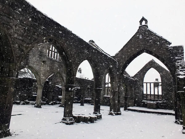 圣托马斯教堂在下降的雪中七角龙的贝克特 — 图库照片