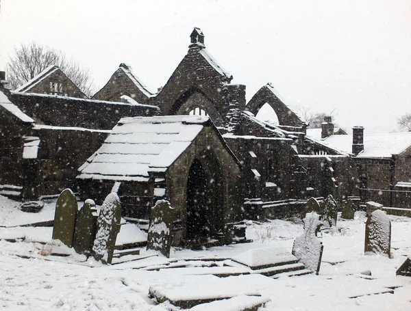 De verwoeste middeleeuwse kerk in Heptonstall met begraafplaats in de — Stockfoto