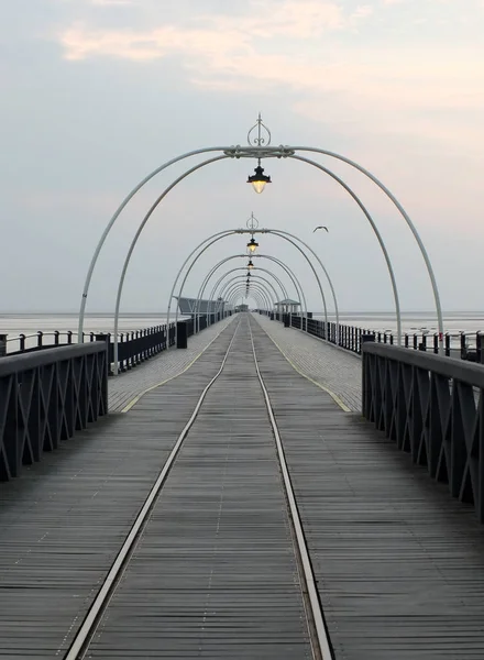 Südhafen-Pier bei Sonnenuntergang mit Gehweg und Straßenbahnlinien — Stockfoto