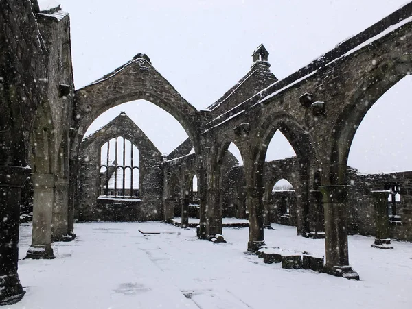 Kerk van St Thomas een Becket in Heptonstall in vallende sneeuw — Stockfoto