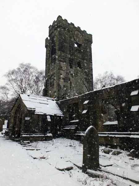 De verwoeste middeleeuwse kerk in Heptonstall met begraafplaats in de — Stockfoto