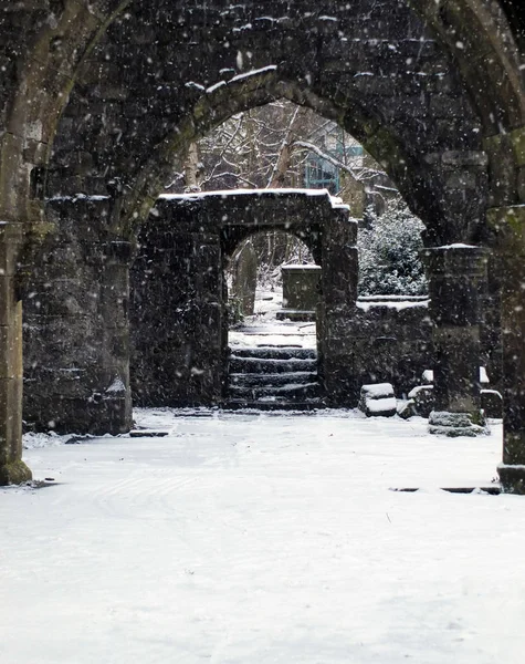 heptonstall kapı ve kemerler ile kar yağışı harap kilise