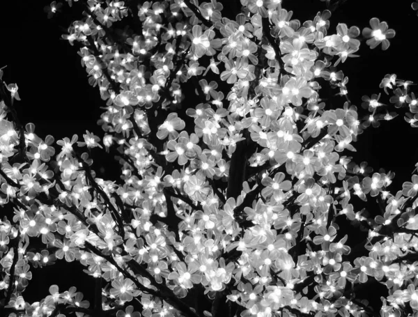 Flores en forma de led luces de hadas en un árbol —  Fotos de Stock