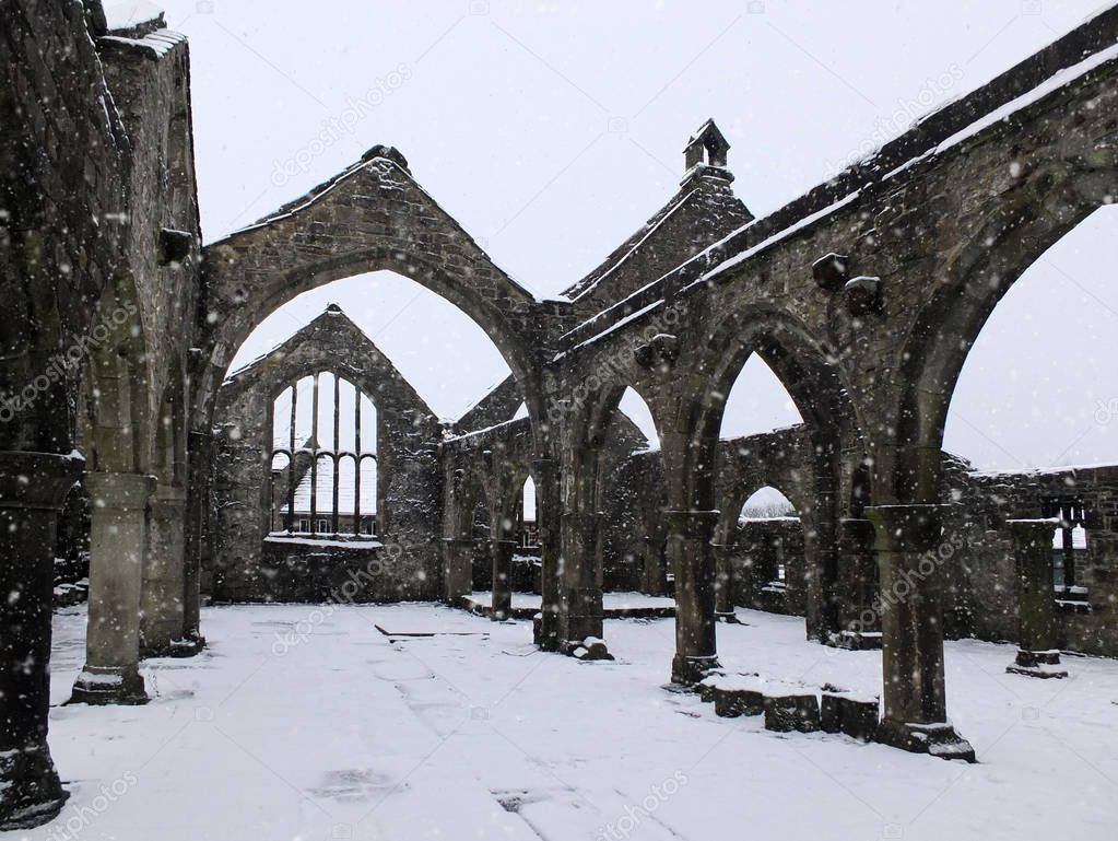 church of st thomas a becket in heptonstall in falling snow